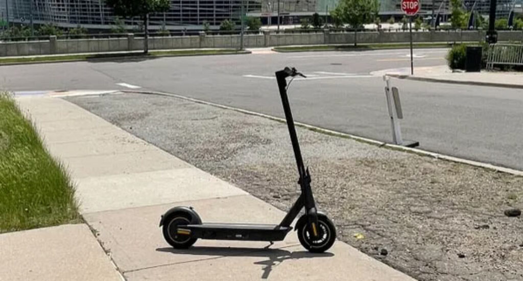 A clear view of the G30P on standing on the pavement