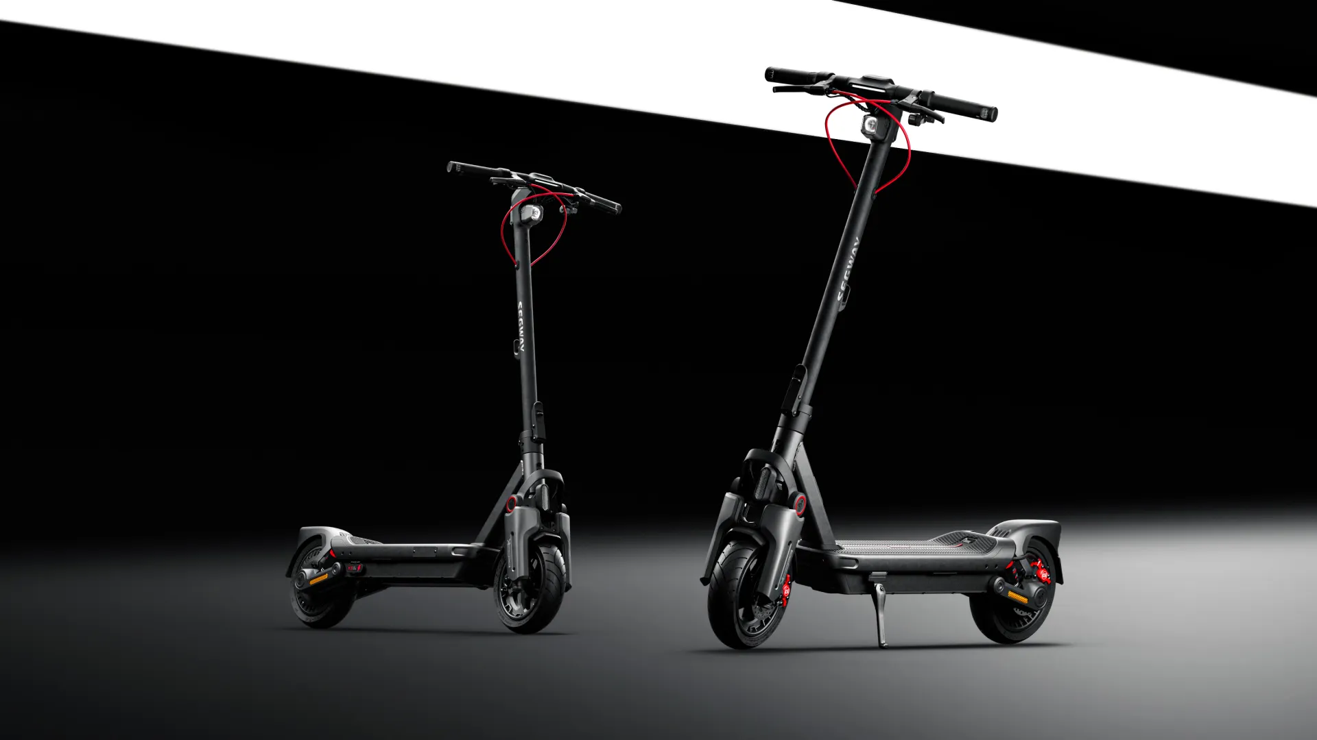 Segway Ninebot Max G3 seen from both sides