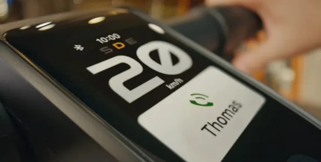 Display with an incoming call and speed modes visible F3 Pro/F3