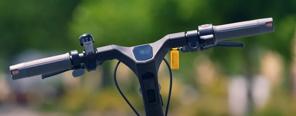 Clear overview of the cockpit on the Navee ST3 Pro seen from riders POV