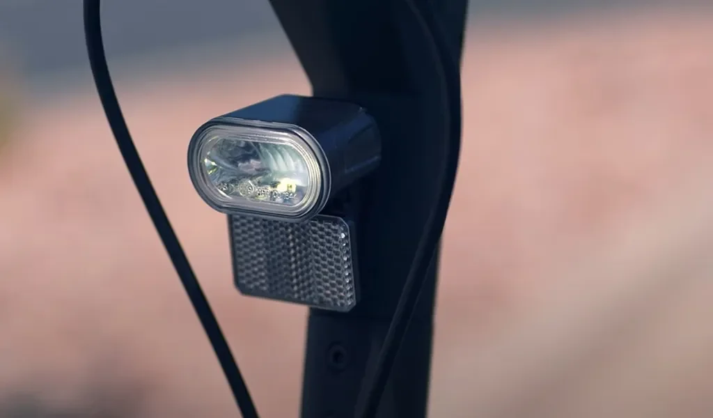 Front headlight with automatic sensor on/off