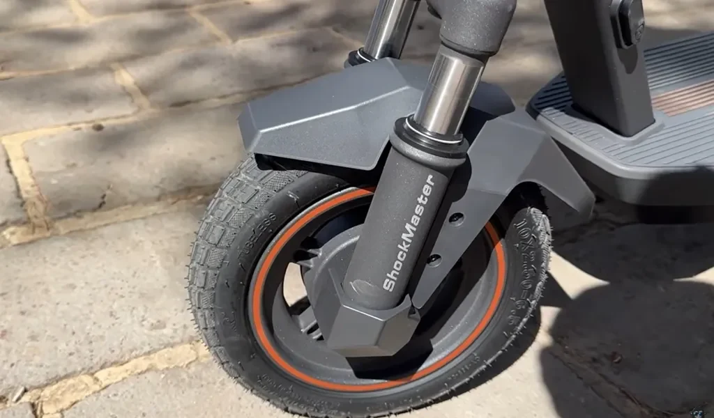 Front tire, suspension and the sharp edged fenders navee GT3