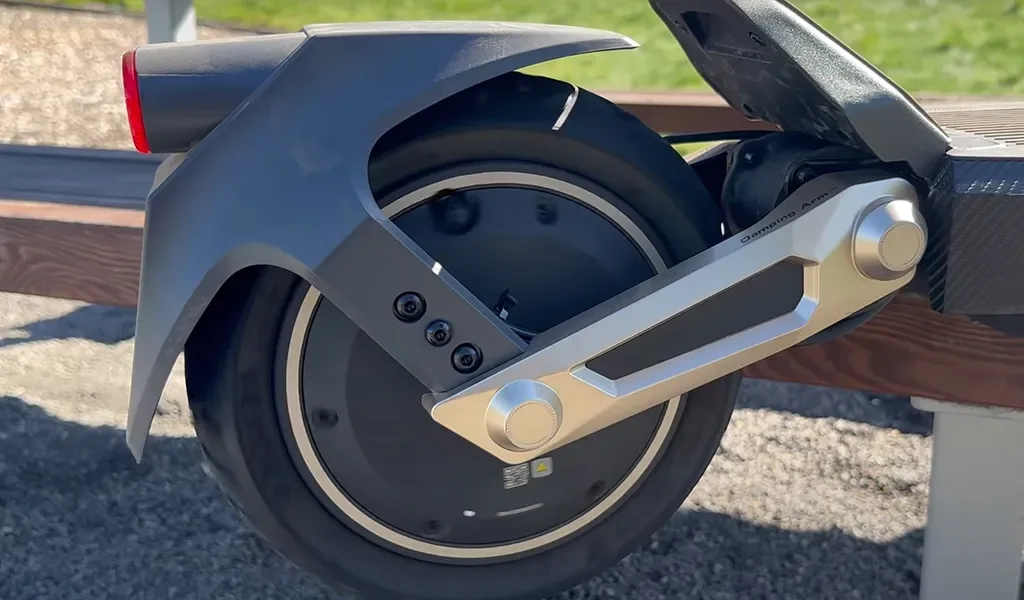The rear hub motor and rear suspension of the Navee ST3 Pro